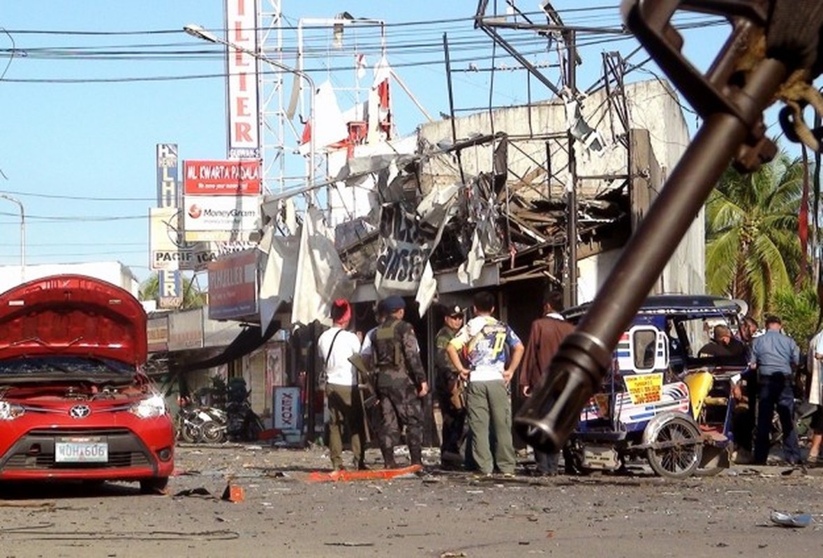 Hien truong vu danh bom xe kinh hoang o Philippines-Hinh-7